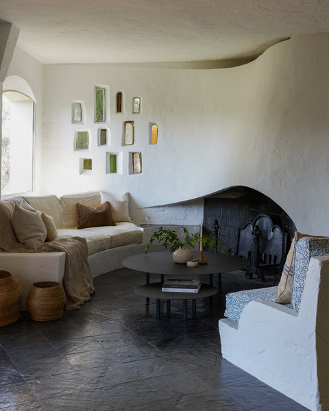 Organic Architecture on the Côte d’Azur: A Classic Jacques Couëlle Villa with a New Kitchen Extension