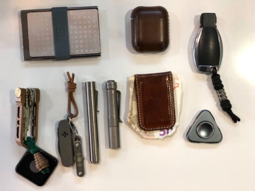 submitted by Daniel FerrerRama aluminum wallet
Apple...